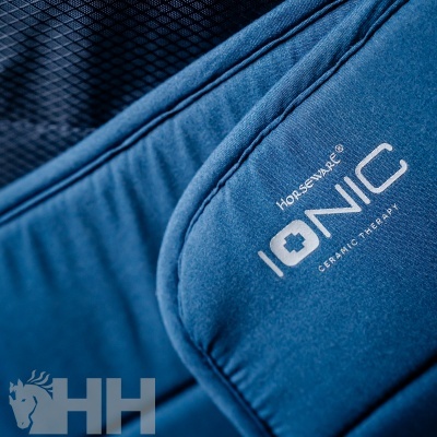 tecido azul com texto HORSEWARE IONIC CERAMIC THERAPY e padrão escuro ao fundo