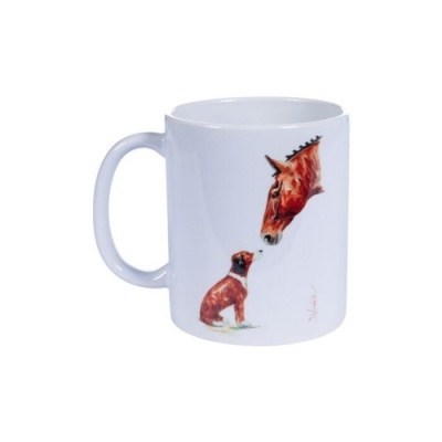 Caneca branca com desenho de cavalo e cão castanhos