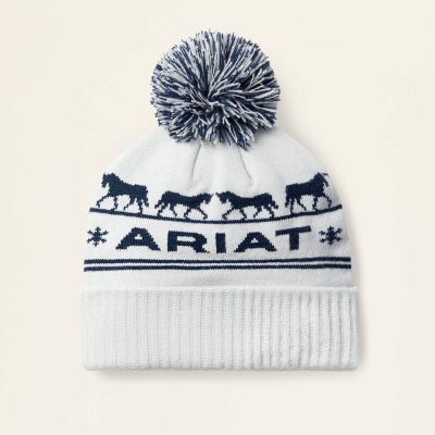 Gorro cinzento claro com pompom e padrão azul de cavalos e texto ARIAT
