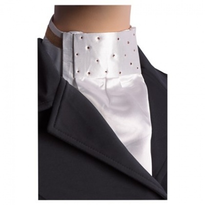 Gola branca de cetim com detalhes perfurados e rebites prateados