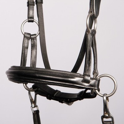 Cabeçada de cavalo preta em couro com argolas de metal