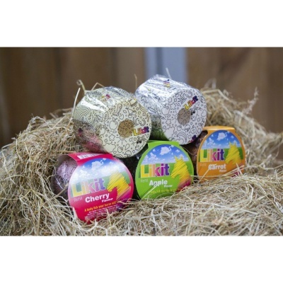 Cubos Likit em palha com rótulos Cherry, Apple e Carrot e embalagens prateadas