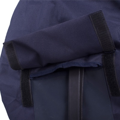 Mochila azul escuro com fecho de velcro e tira preta vertical