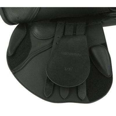 Sela de equitação preta em couro com inscrições e tiras