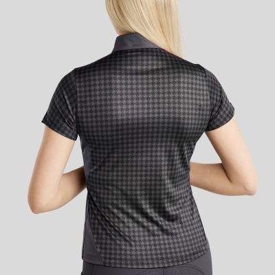 Mulher de costas com t-shirt preta padrão pied-de-poule e calças justas cinza escuro.