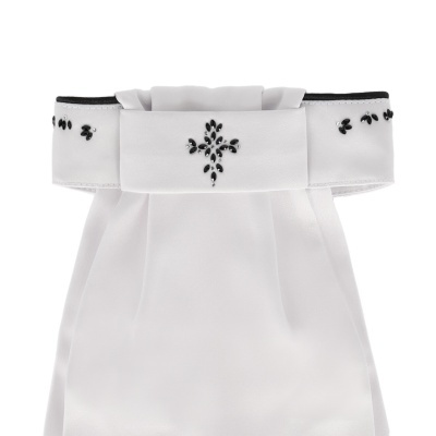 Vestido branco com gola alta e detalhes de pedraria preta