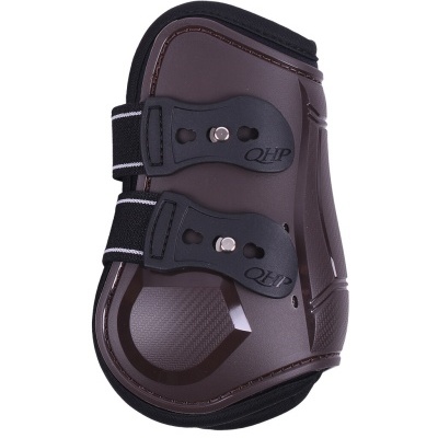 Protetor castanho escuro para cavalo com fechos velcro pretos e texto QHP