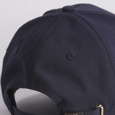 Boné azul escuro com fecho metálico dourado