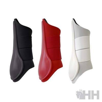 Três proteções para cavalos em preto, vermelho e branco