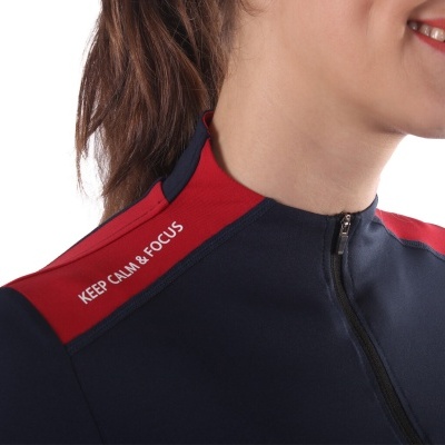 Blusão desportivo azul escuro com detalhes vermelhos e texto KEEP CALM & FOCUS