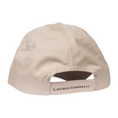 Boné bege em tecido com aba ajustável e texto LAURIA GARRELLI