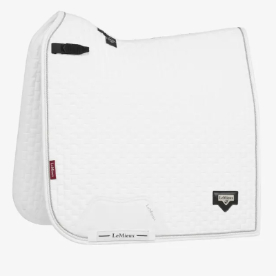 Tapete de sela branco com textura geométrica e etiquetas LeMieux