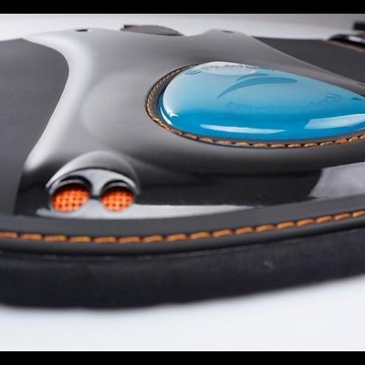 Elemento de equipamento preto com detalhes azuis e laranja sobre fundo branco