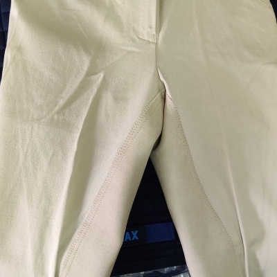 Calças bege com bolso de zíper e etiqueta euro-star