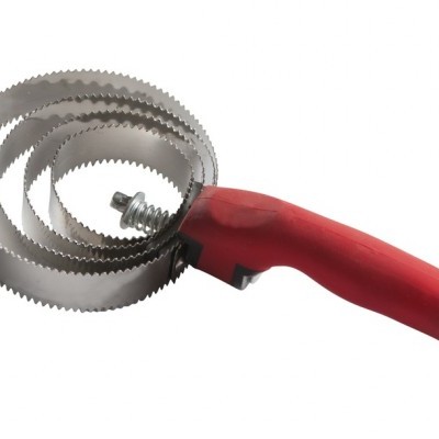 Raspador para cavalo com cabo vermelho e lâmina metálica em espiral