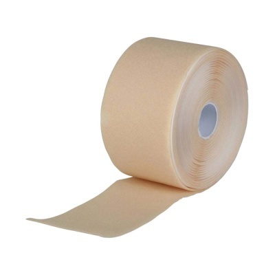 Rolo de fita adesiva bege em fundo branco