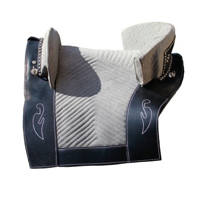 Sela para cavalo cinzenta e preta com detalhes em pele e costura branca