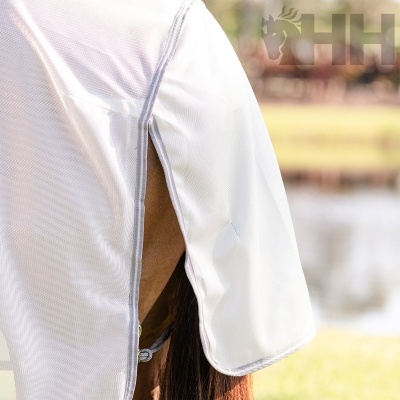 Manta branca leve para cavalo com bordas cinza e abertura lateral