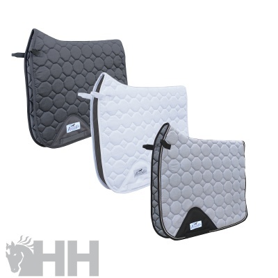 Três mantilhas de equitação acolchoadas em preto, branco e cinzento com padrão hexagonal