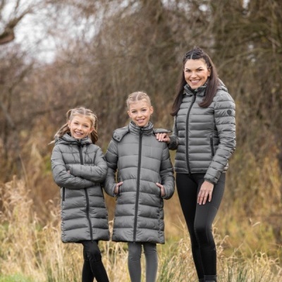 Casacos acolchoados cinza usados por uma mulher e duas crianças ao ar livre