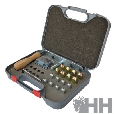 Conjunto de ferramentas metálicas numa caixa cinzenta com fechos vermelhos