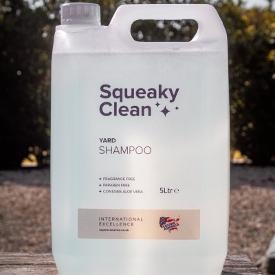 Frasco plástico transparente de shampoo Squeaky Clean Yard 5L sobre madeira ao ar livre