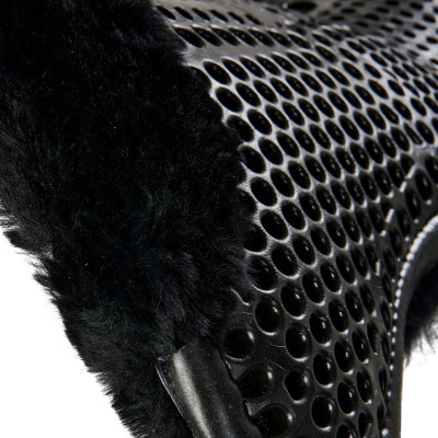 Material preto perfurado com borda de pelúcia preta