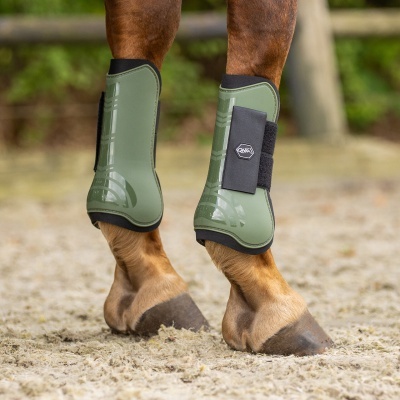 Proteções verdes para pernas de cavalo com velcro