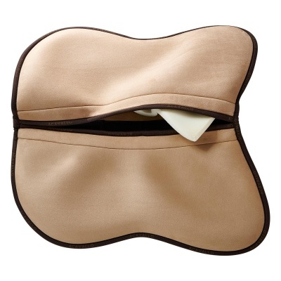 Manta para selim bege com bolso fechado e objeto branco visível