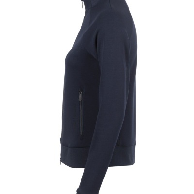 Casaco azul escuro com gola alta riscada e fecho de correr