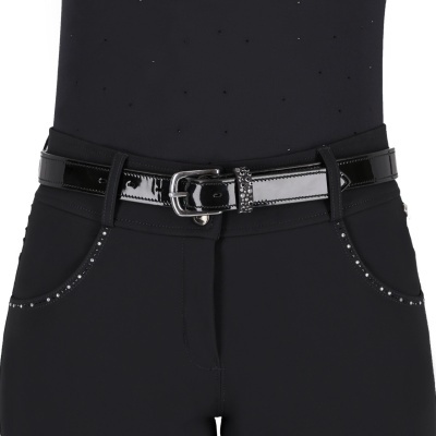 Cinto preto de verniz com fivela prateada e pedras brilhantes