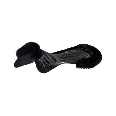 Sela equina preta com textura perfurada e pelo preto nas extremidades