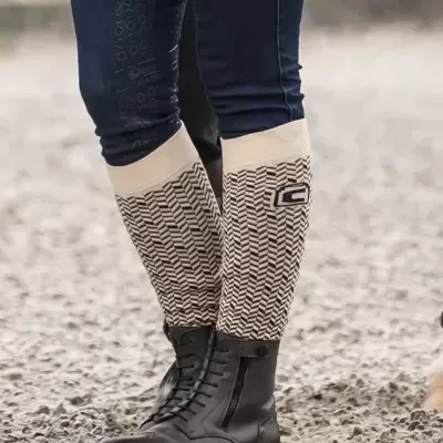 Botas pretas de couro com polainas bege com padrão geométrico