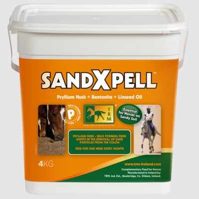Balde branco com suplemento para cavalos SandXPELL, etiqueta laranja e verde, 4 kg
