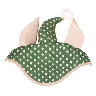 Chapéu verde com padrão de bonecos brancos, abas largas, orelhas rosas e pompom branco