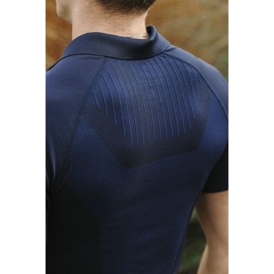 T-shirt desportiva azul escura com padrão de linhas nas costas