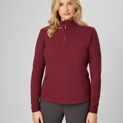 Camisola bordô de manga comprida com fecho curto no colarinho, usada por mulher com calças cinzento-escuro