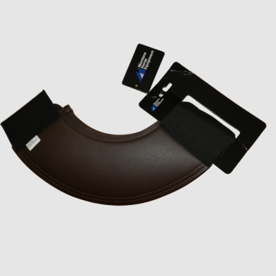 Protetor curvo castanho com tiras pretas e etiqueta Montanta Equine Equipment