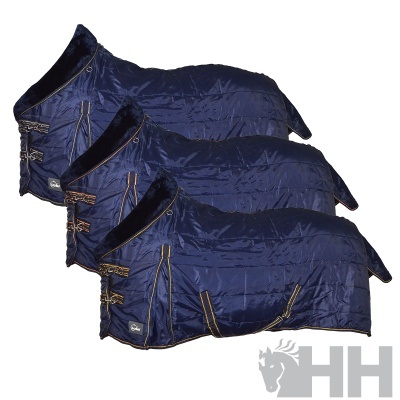 Coberturas de cavalo azuis com acabamento em veludo preto e fechos dourados