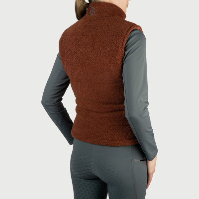 Colete castanho tipo sherpa com camisola e calças cinzentas justas
