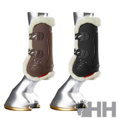 Proteções para patas de cavalo castanha e preta com pelo branco em manequins prateados