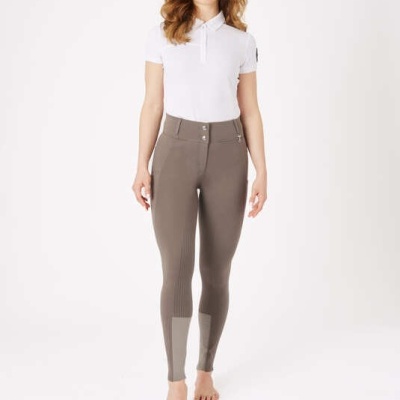 Mulher com camisa polo branca e leggings cinzentas