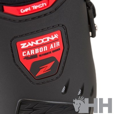 Bota preta com etiqueta vermelha Zandona Carbon Air Ultimate Series