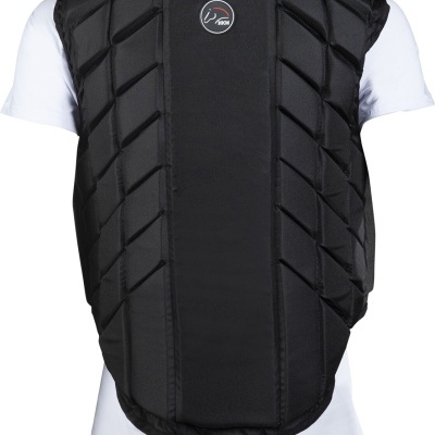 Colete de proteção para costas preto acolchoado sobre t-shirt branca