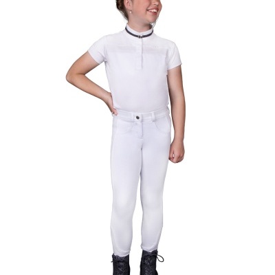 Menina com roupa de equitação branca e botas pretas