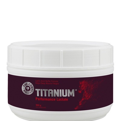 Recipiente branco de suplemento 'TITANIUM Performance Lactate' com rótulo roxo escuro e imagem vermelha