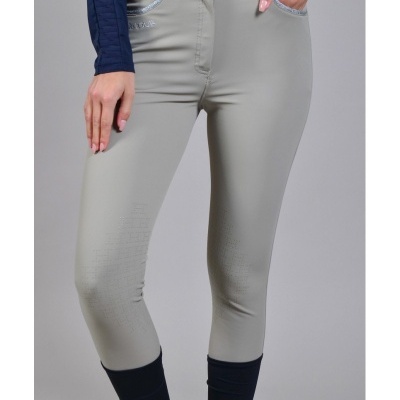 Calças justas cinza claro com punhos pretos e detalhes prateados