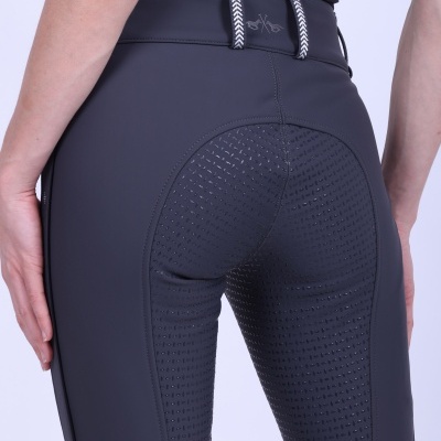 Calças justas cinzentas com detalhe antiderrapante e cinto com argolas