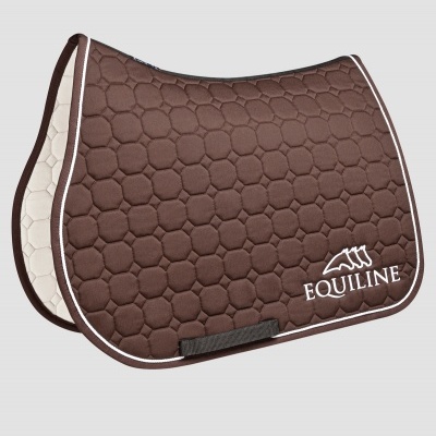 Tapa-sela marrom acolchoado com padrão hexagonal e logótipo EQUIILINE em branco.