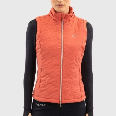 Colete coral acolchoado com fecho, usado com camisa preta e calças pretas.